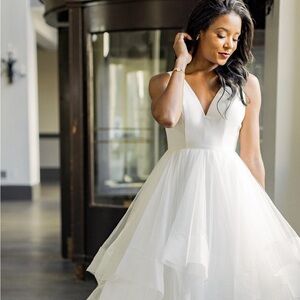 Elegant White V-Neck Wedding Dress